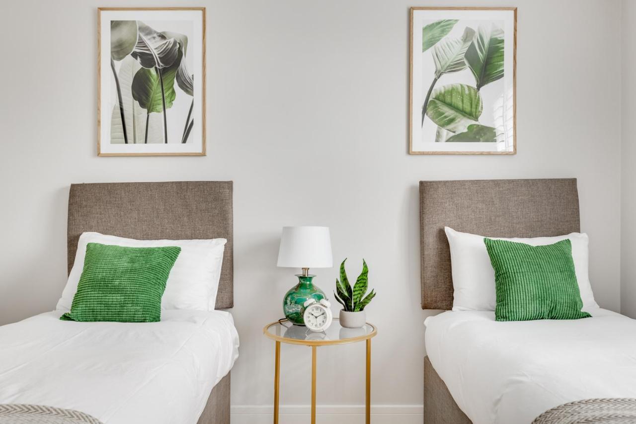 Executive 2 Bedroom Apt City Centre Free Pkg , Wifi By Tent Serviced Apartments Staines-upon-Thames Ngoại thất bức ảnh