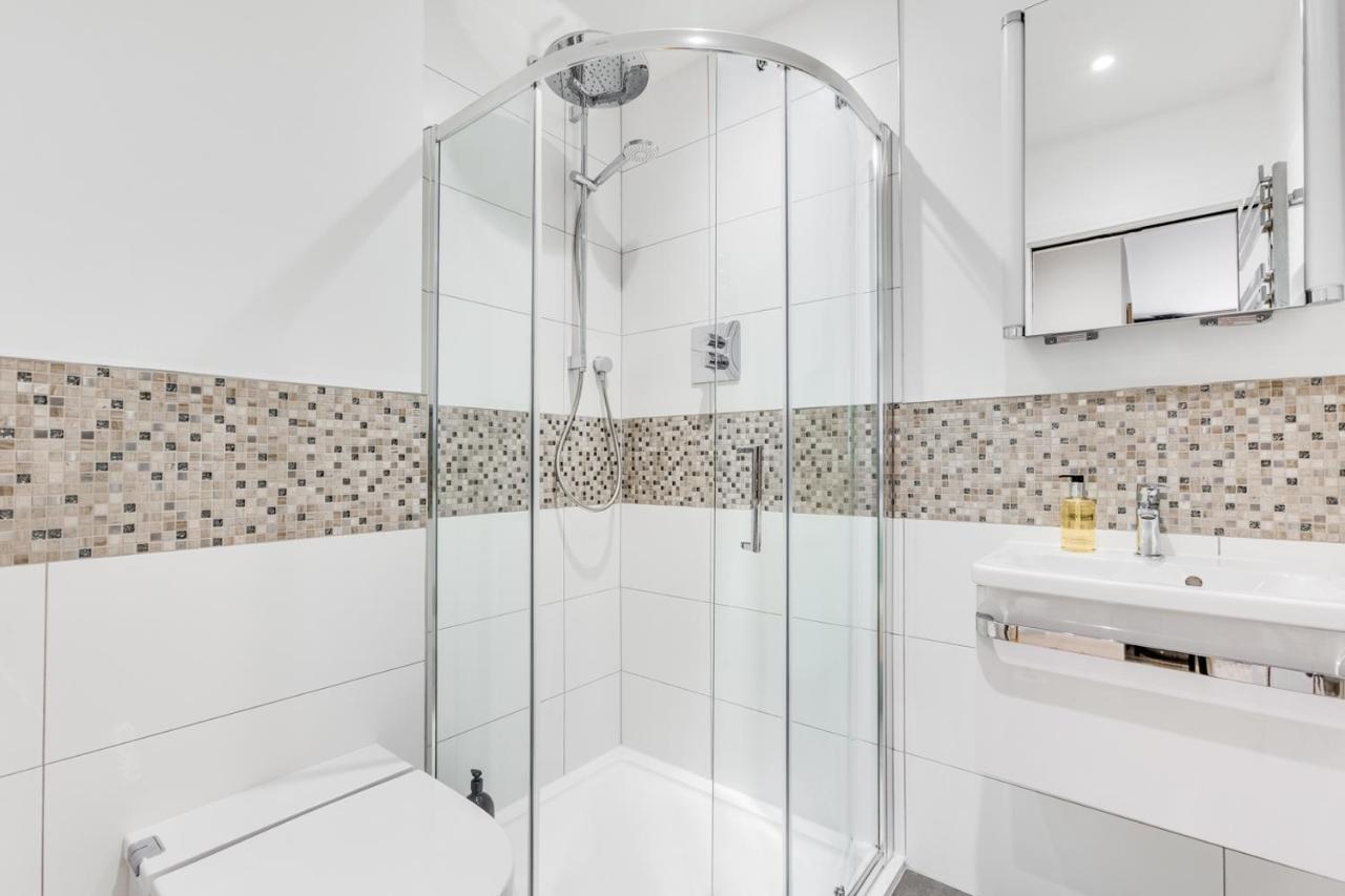 Executive 2 Bedroom Apt City Centre Free Pkg , Wifi By Tent Serviced Apartments Staines-upon-Thames Ngoại thất bức ảnh